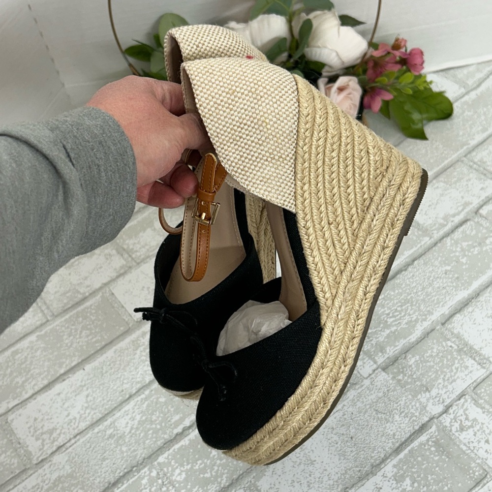 Elegant Black and Cream Espadrille Wedges - Picture 4 of 11
